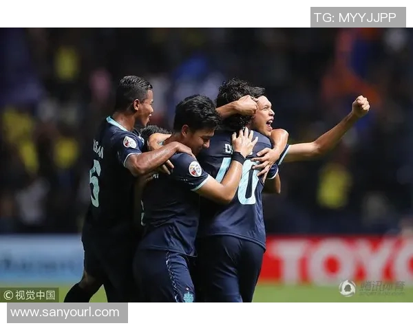 霸气足球明星庆祝瞬间展现激情与荣耀的完美时刻